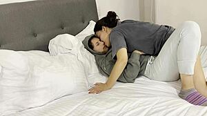 مربية الأطفال تصبغ كسي الضيق الرطب بعمق بينما زوجتي في العمل!