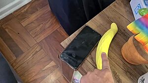 Bastidores da gravação no estudio mattos movies com alice drummond, a novinha magrinha que adora levar rola no cu e na buceta.