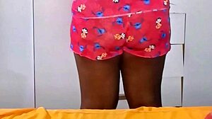 hey, check out this pelada passing hidratante on her big ass and natural tits outdoors