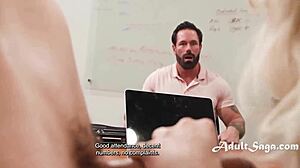 HR SIER KNULLING AV HENNE ØKER BONUSEN! Alle deltar i gangbang med petite blond slore Lexi Lore og italienske nerds på kontoret!