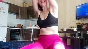 Du kommst rein, um dieser heißen behaarten Schlampe mit ihrem großen Dildo zuzusehen, dann musst du zu ihrem dünnen Schlampenkörper und schlaffen natürlichen Titten wichsen.