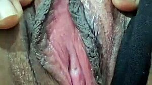 ブレンダ・フロリパが服を破いてソロ・マスターベーションを展示