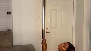 Črna lepotica kaže mokro debelo rit v petite 18+ stilu