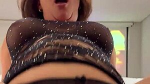 Hey, check this married morena getting wild on that huge pau 😏🔥