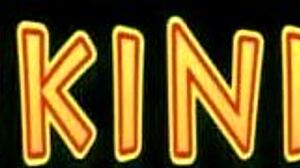 Sara Jay v temnem bikiniju potisne steklen dildo globoko v pičko!