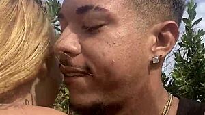 loira casada paulista com tatuagem e cabelo longo transa com amante carioca na praia pública