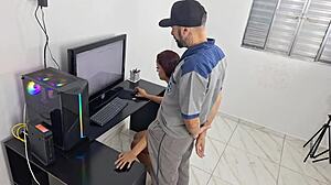 Hey, dona de casa chamou técnico e o recebeu só de calcinha in wild fucking blowjob cum on ass interview 😜👙