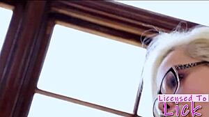 Pretty Elsa Jean in glasses licks and sucks toes in fishnets