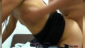 Это то, что они делают со мной, когда я говорю, что у меня нет девушки, потому что я слишком застенчивый, замужние женщины буквально раздвигают свои жопы, чтобы предложить мне свою попку