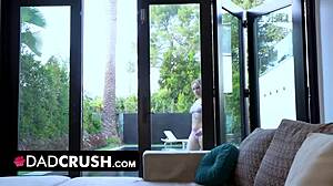 Het ung 18+ styvdotter retar kåt styvpappa vid poolen med fingring