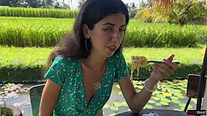 Oh človek, ta suha najstnica 18+ dobi ogromen obrazni izliv v javnosti v kavarni med jedjo paste carbonara s spermo po celem ljubkem obrazu 😏🍝💦