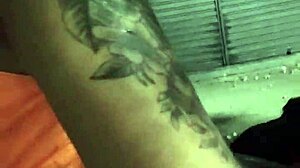 Ele não aguentou e tirou a capa na rua as the Brazilian brunette casually hooks up with blonde transsexual in amateur crossdressing