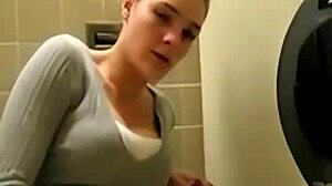 Quickly cum in the toilet sparks intriguing solo moment