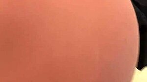 estudante gostosa usa sex toy para masturbação anal