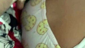 me masturbo mientras mi mujer se hace las uñas with close-up couple action