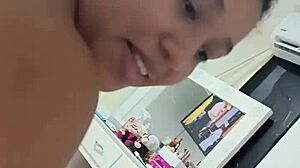 me masturbo mientras mi mujer se hace las uñas with close-up couple action