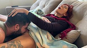 Хванах я да се мастурбира и довърших работата с чукане