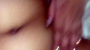 Bruneta in blondinka sobotnici raziskujeta pikantne trenutke v sobi s hindijskim zvokom med treningom in fotografiranjem. Pigtails in ponytails dodajo zabavi dominacijsko igro.