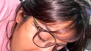 a mi hermanastra le encanta saltar en mi verga cuando no hay nadie