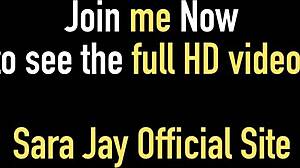 Sa Jay își unge sânii naturali mari și își degete pizda udă