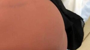 estudante gostosa usa sex toy para masturbação anal