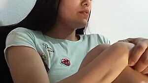 Хорна европейска аматьорка мастурбира сама с путка игра до пръскане на сперма в домашна табу сесия