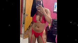 Ele não aguentou e tirou a capa na rua as the Brazilian brunette casually hooks up with blonde transsexual in amateur crossdressing