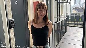 Vecina ofrece su vagina como cálida bienvenida al edificio - Kate Quinn