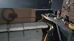 levei meu carro ao mecânico e acabou me fodendo e gozando na minha boca nos fundos da oficina