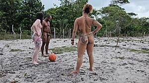 Эй, я и моя бразильская соседка потеряли жопы в этой дикой межрасовой тройке с ездой на большом черном члене и спермой на жопе