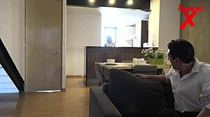 Kahverengi saçlı kız sert köpek pozisyonunda sikiliyor ve dev sikten yüzüne boşalma alıyor