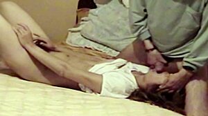 Cameră ascunsă reală prinde soția MILF făcând muie fratelui vitreg apoi futere cu ejaculare internă pentru prima dată moment de expunere.