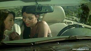 אוי וואו, האם זה לא סשן נשיקה יפה עם לסביות אוהבות שזה כיף טהור ומלא תאווה?