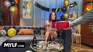 Uh, φωτισμός Ιανουαρίου με Shay Sights, ξεκίνησε το χρόνο με μπαμ χρησιμοποιώντας παιχνίδια και δάχτυλα στον καναπέ για οργασμό