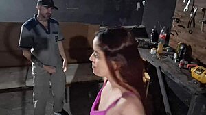 levei meu carro ao mecânico e acabou me fodendo e gozando na minha boca nos fundos da oficina