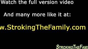 Demi-sœur adolescente se fait analiser par une grosse bite dans un plan à trois avec MILF, alors qui est la prochaine pour le creampie ?