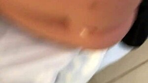 estudante gostosa usa sex toy para masturbação anal