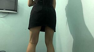 Yliopisto-tytön perse-harjoitus hameessa