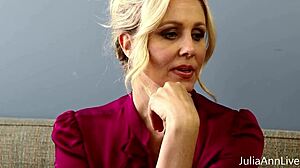 Gospa Julia Ann pokaže velike sise in mokro pičko v spodnjem perilu. Vroča učiteljica se samozadovoljuje do orgazma na kameri.