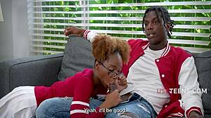 Tutor jebe črno pastorsko duo Lacey London v interracial trojki z mukanjem in orgazmi