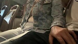 Viser min pik i den offentlige bus og hun kommer for at røre ved den