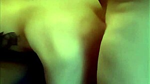 Die Schlampe muss nach dem pissen den schwanz sauber lutschen