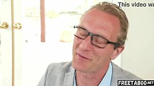 Asiatisk tonåring 18+ klär av sig naken för att överraska sin gamla granne på hans födelsedag - full film på freetaboo net