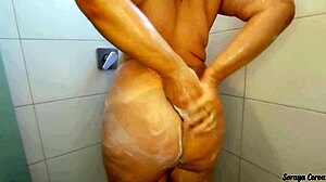 Sogra toma banho e prova lingerie no banheiro para esperar genro e amigo em double penetration caseira com natural tits milf madura.