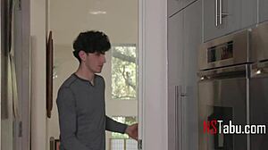 Busty stedmor jagter altid ung 18+ pik... som om hun er besat af det hårde knep