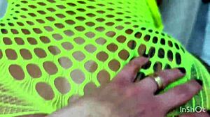 Casada rabuda me fodeu com cintaralho enquanto marido enchia minha cara de leite.