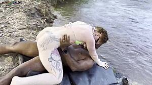Zunanji seks na sončenju ob reki z dvema vročima babama, ki sesata in dobita creampie