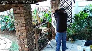 Spycam Cattura la Moglie che Tradisce con Due Migliori Amici. Creampie MMF Casalingo all'Aperto nella Fica Stretta