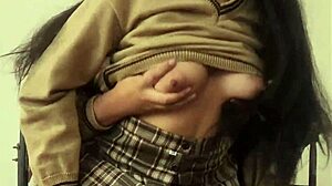 Studenti sami ve třídě šukají v psí poloze a na koni s těsnou píčkou během odpolední směny.