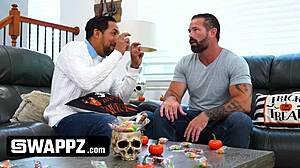 Halloween kostume afsløring bliver til steddatter bytte orgie med cum bytte og fisse slikning i cowgirl.